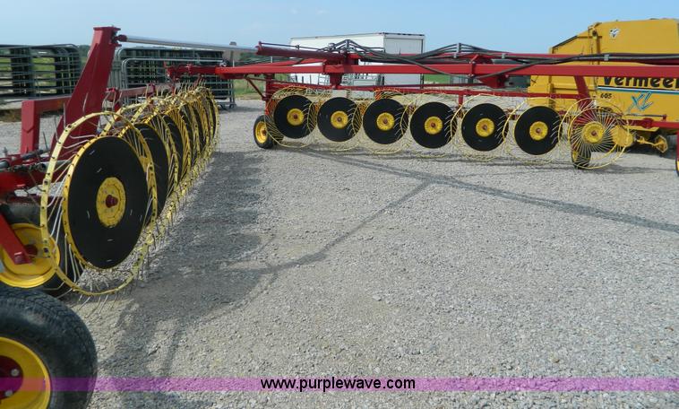 image for item J8822 2002 New Holland HT154 hay rake