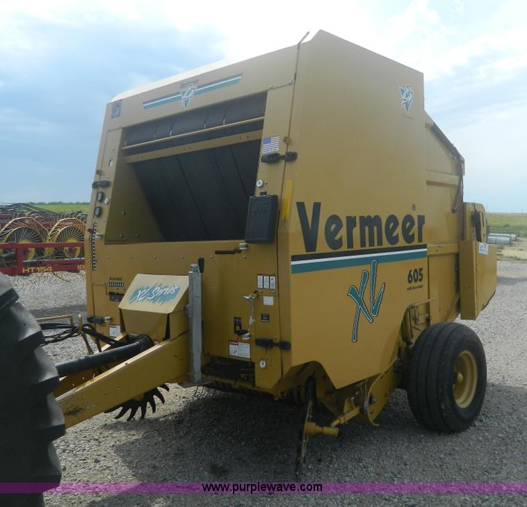 image for item J8823 2001 Vermeer 605XL round baler