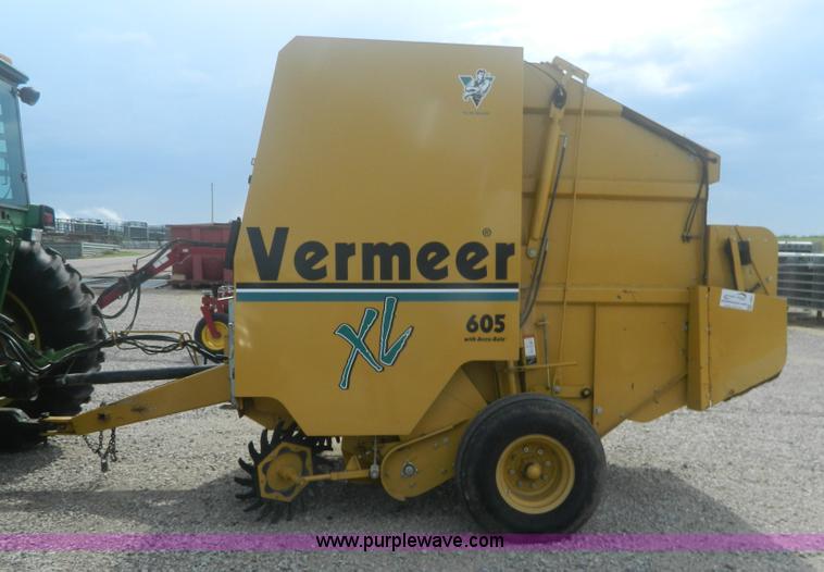 image for item J8823 2001 Vermeer 605XL round baler