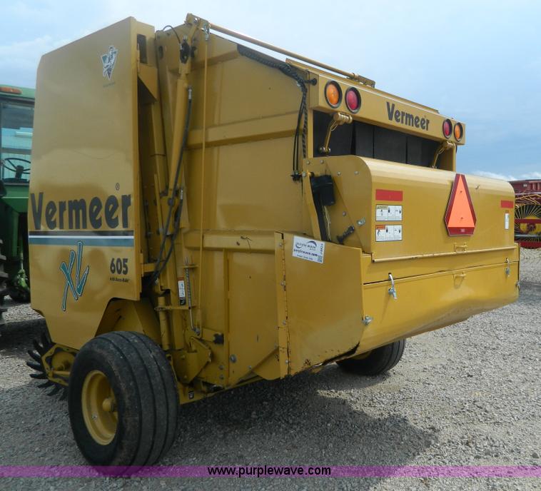 image for item J8823 2001 Vermeer 605XL round baler