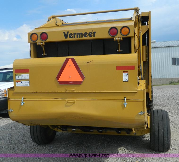 image for item J8823 2001 Vermeer 605XL round baler