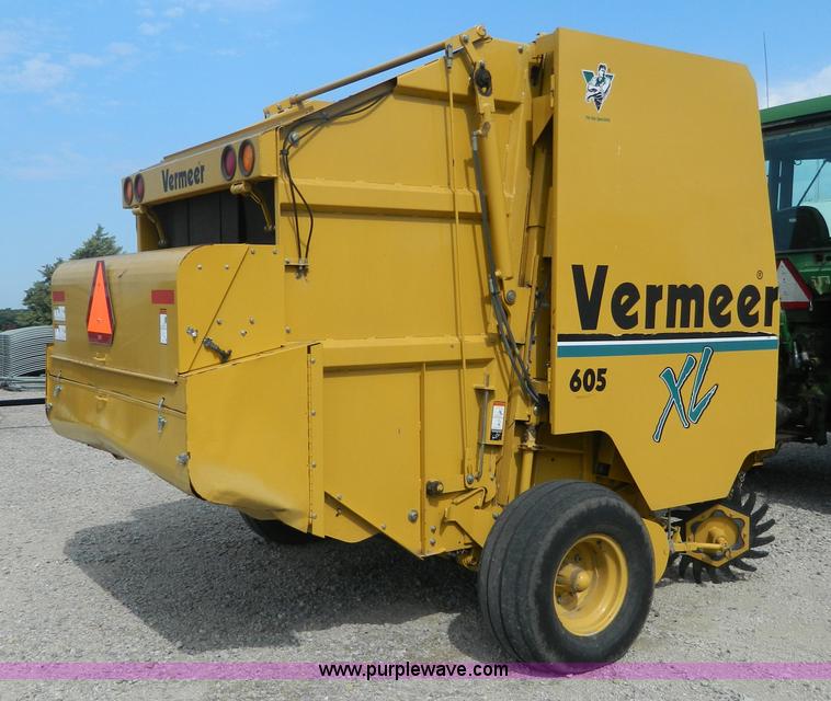 image for item J8823 2001 Vermeer 605XL round baler