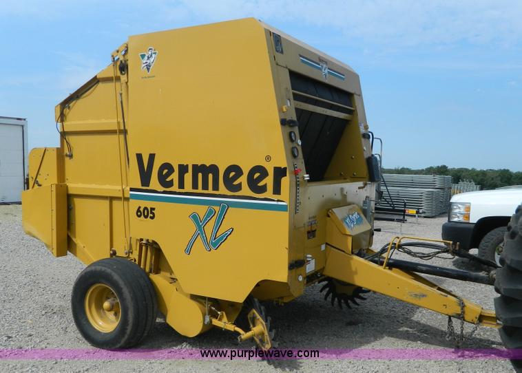 image for item J8823 2001 Vermeer 605XL round baler