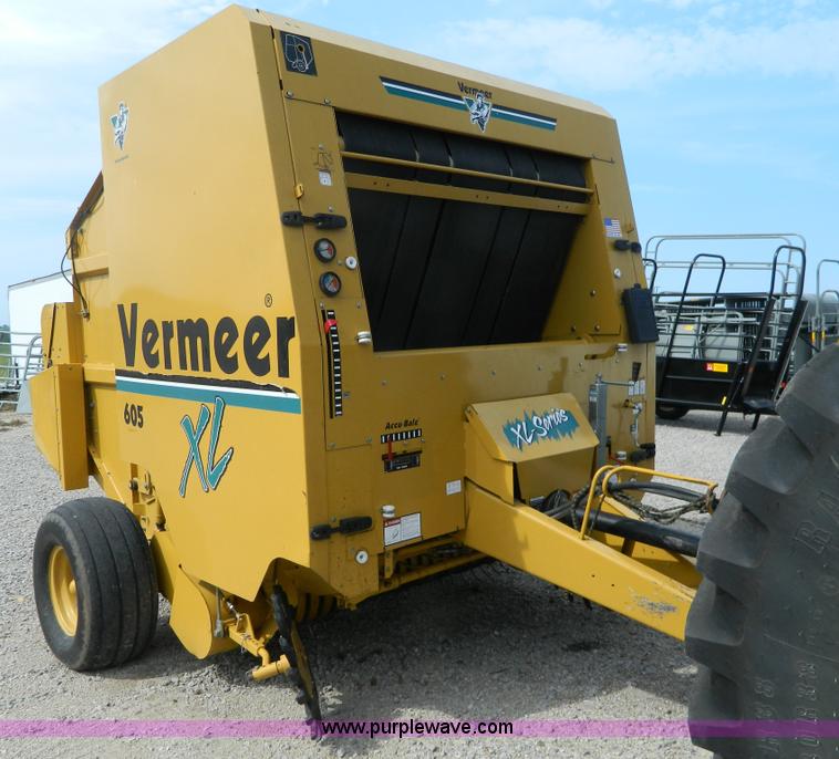 image for item J8823 2001 Vermeer 605XL round baler