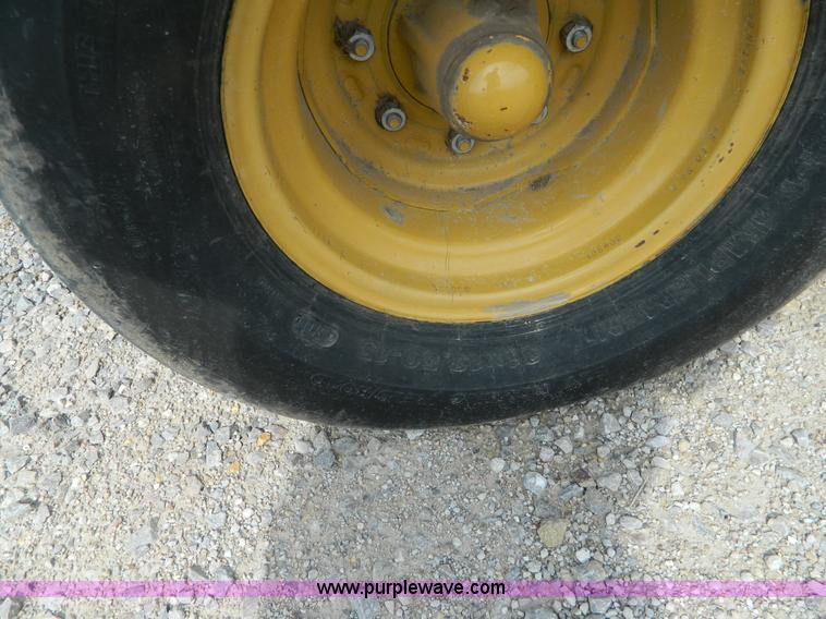 image for item J8823 2001 Vermeer 605XL round baler