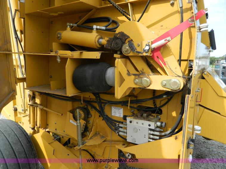 image for item J8823 2001 Vermeer 605XL round baler