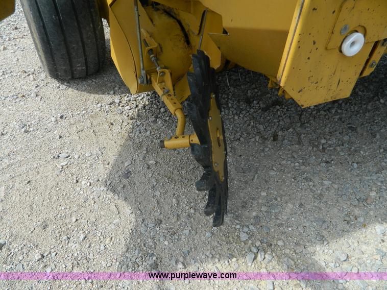 image for item J8823 2001 Vermeer 605XL round baler