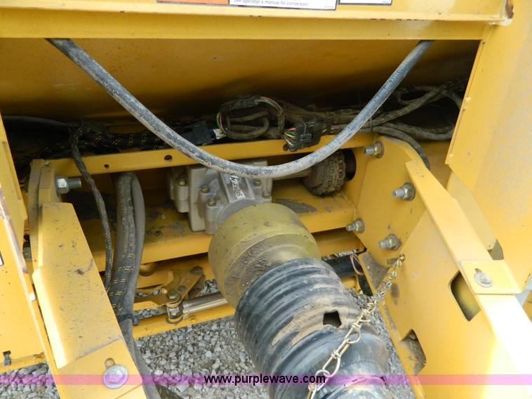 image for item J8823 2001 Vermeer 605XL round baler