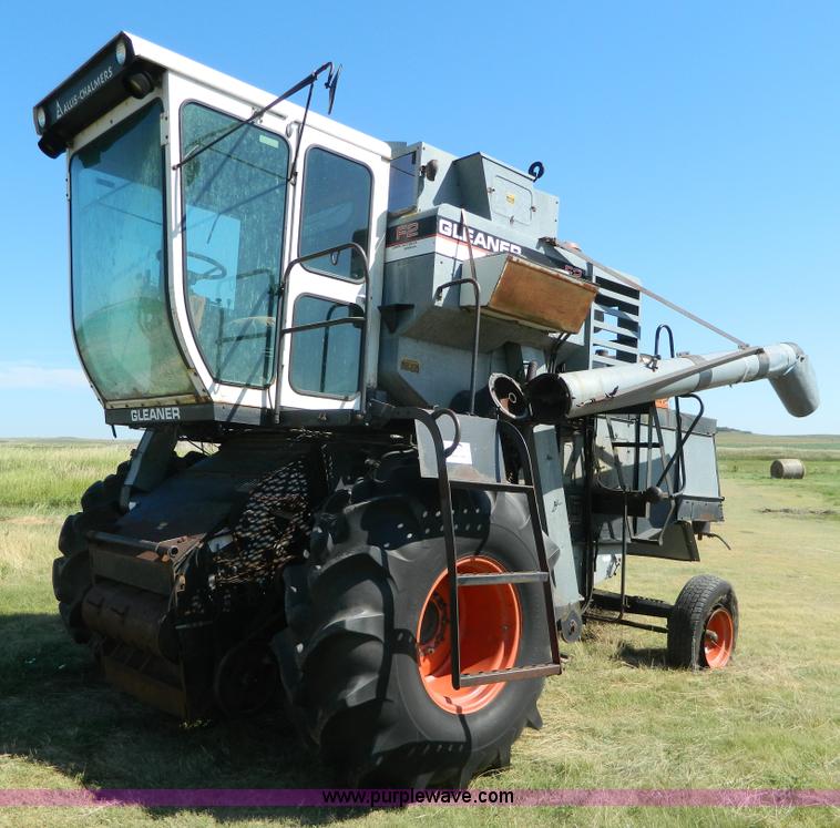 image for item J8848 1981 Gleaner F2 combine