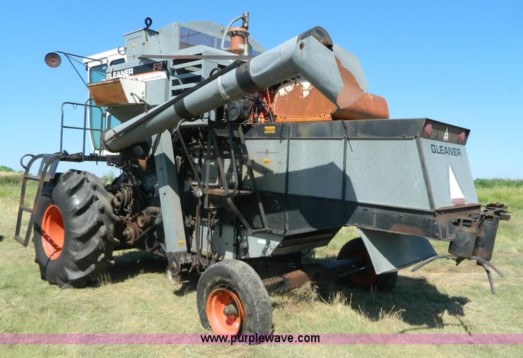 image for item J8848 1981 Gleaner F2 combine