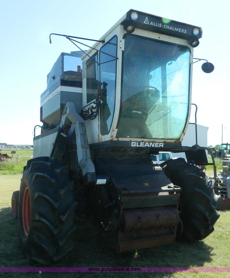 image for item J8848 1981 Gleaner F2 combine