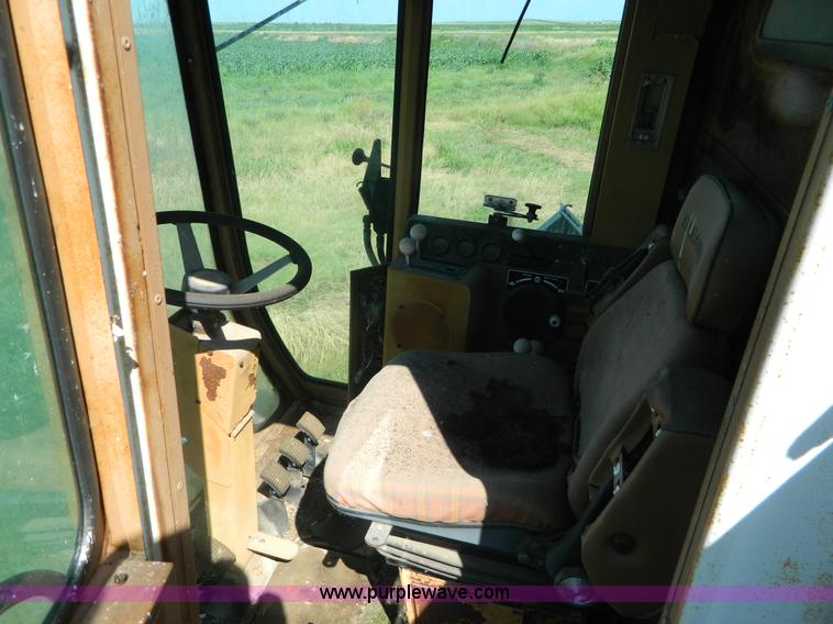 image for item J8848 1981 Gleaner F2 combine