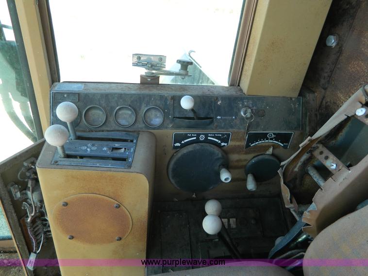 image for item J8848 1981 Gleaner F2 combine