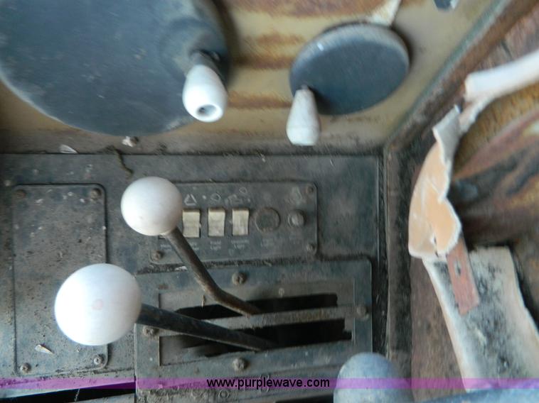 image for item J8848 1981 Gleaner F2 combine