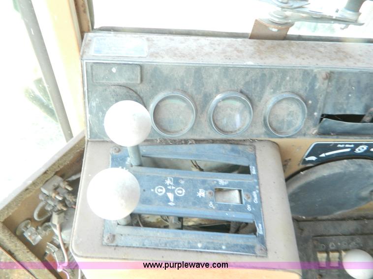 image for item J8848 1981 Gleaner F2 combine