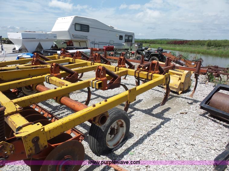 image for item K1643 Chisel plow