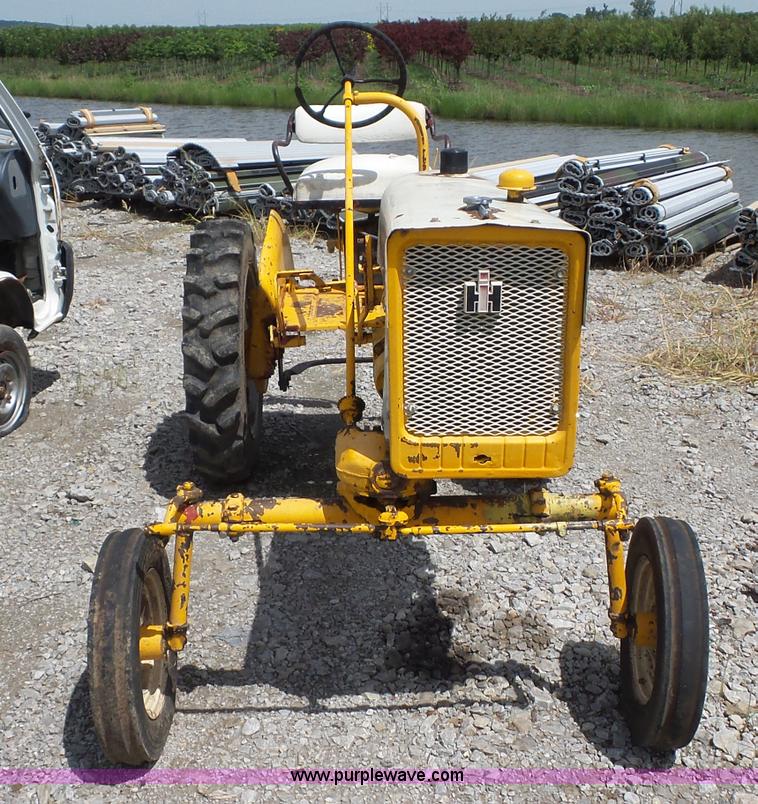 image for item K1672 International Cub tractor