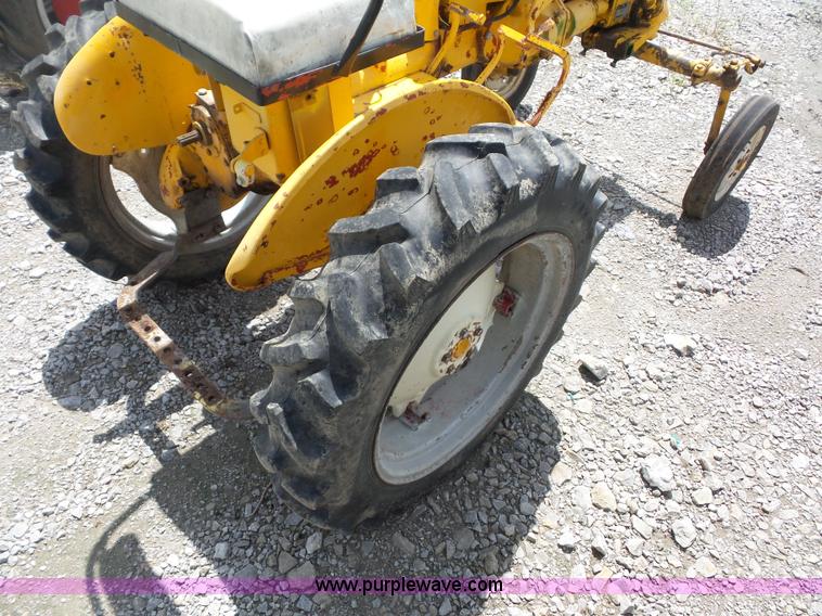 image for item K1672 International Cub tractor