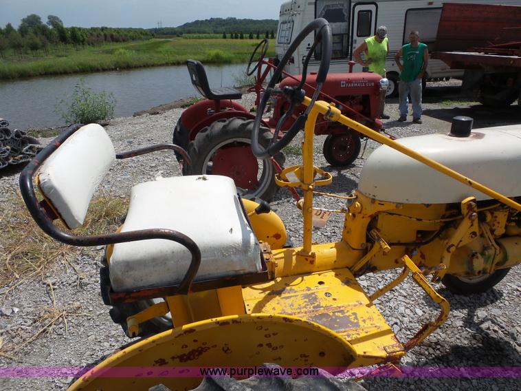 image for item K1672 International Cub tractor