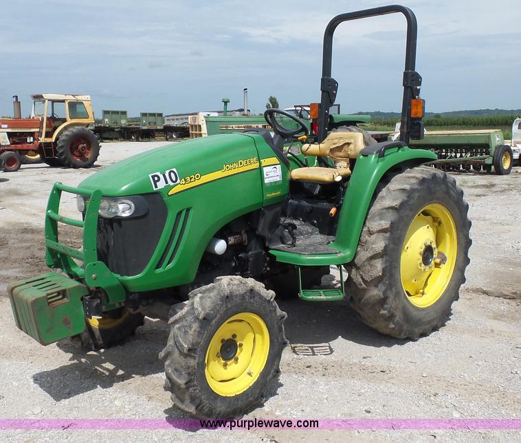 image for item K1673 2004 John Deere 4320 tractor