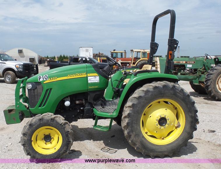 image for item K1673 2004 John Deere 4320 tractor