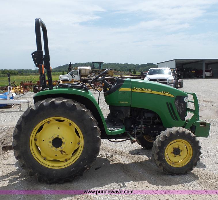 image for item K1673 2004 John Deere 4320 tractor