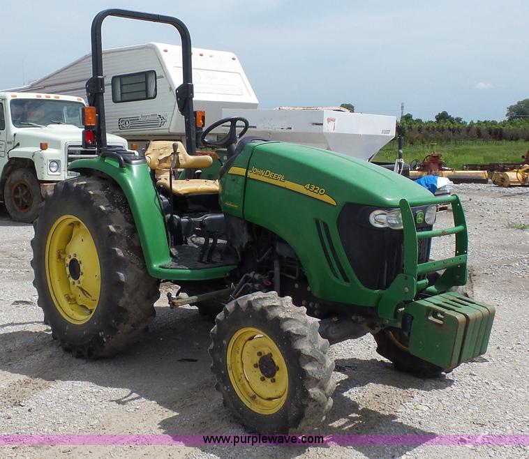 image for item K1673 2004 John Deere 4320 tractor