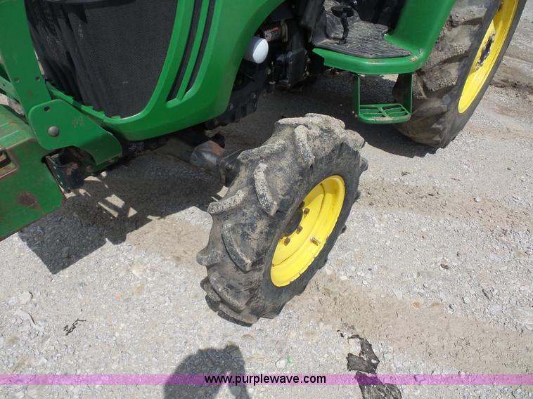 image for item K1673 2004 John Deere 4320 tractor