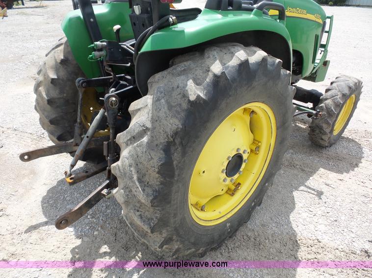 image for item K1673 2004 John Deere 4320 tractor
