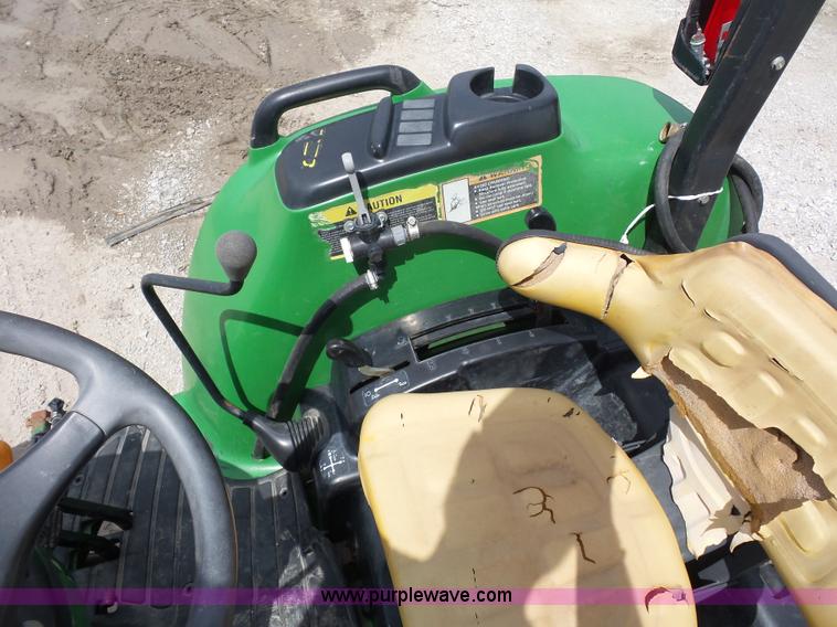 image for item K1673 2004 John Deere 4320 tractor