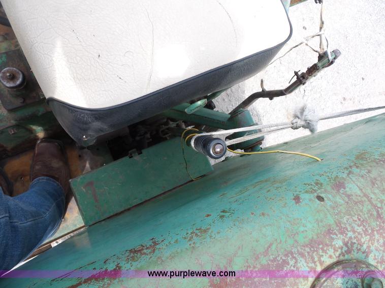 image for item K1675 Oliver 1650 tractor