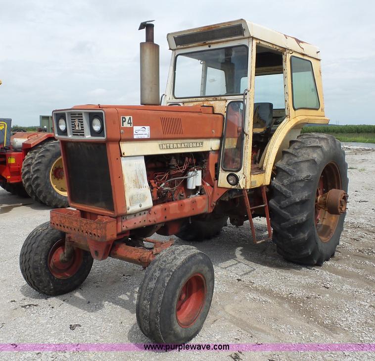 image for item K1679 International 1066 tractor