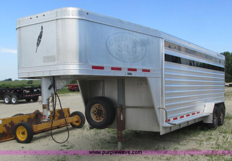 image for item K4073 2010 Featherlite 8117 horse trailer