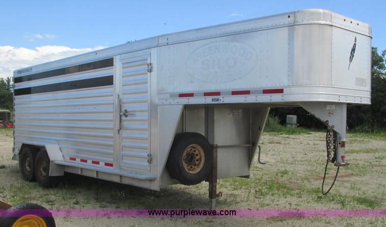 image for item K4073 2010 Featherlite 8117 horse trailer
