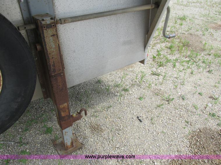 image for item K4073 2010 Featherlite 8117 horse trailer