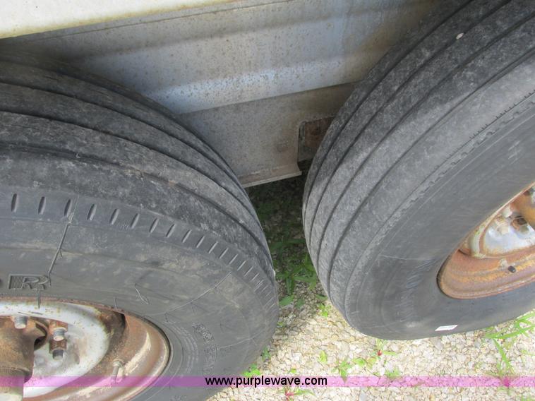 image for item K4073 2010 Featherlite 8117 horse trailer