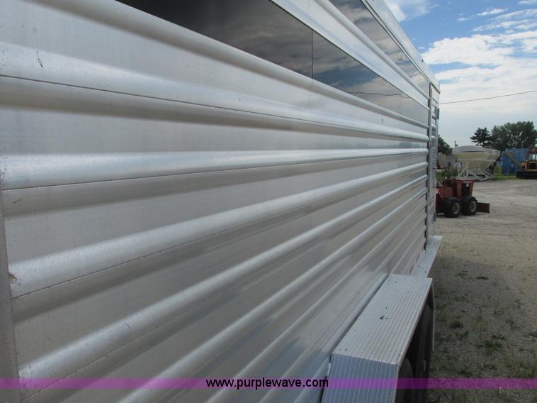 image for item K4073 2010 Featherlite 8117 horse trailer