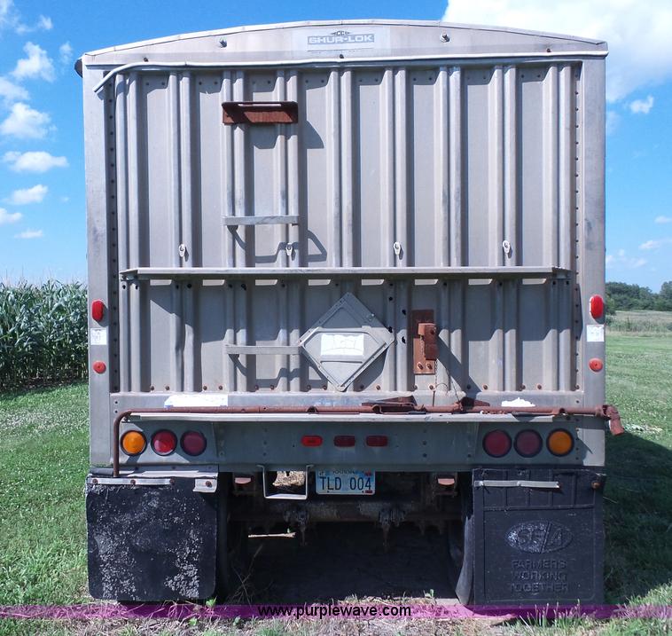 image for item K4686 1979 Wilson AGH500 double hopper grain trailer