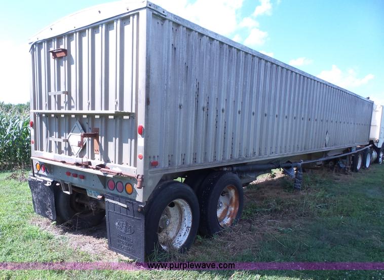 image for item K4686 1979 Wilson AGH500 double hopper grain trailer