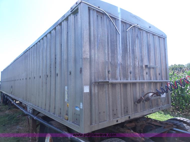 image for item K4686 1979 Wilson AGH500 double hopper grain trailer