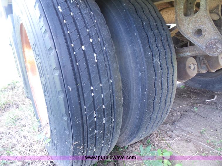 image for item K4686 1979 Wilson AGH500 double hopper grain trailer