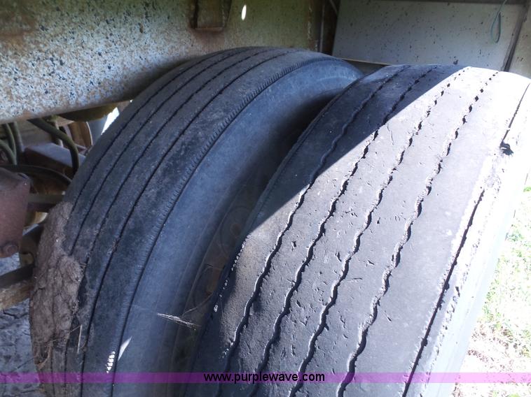 image for item K4686 1979 Wilson AGH500 double hopper grain trailer