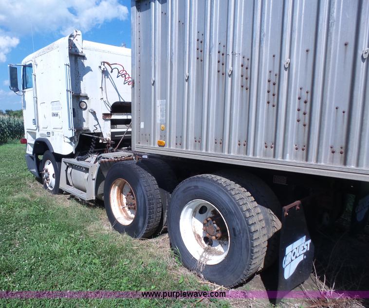 image for item K4687 1989 Freightliner FLA semi truck