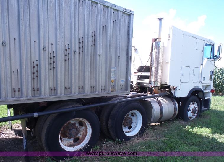 image for item K4687 1989 Freightliner FLA semi truck