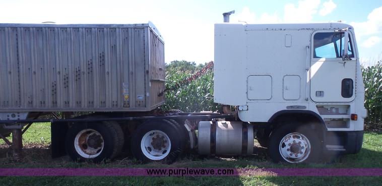 image for item K4687 1989 Freightliner FLA semi truck