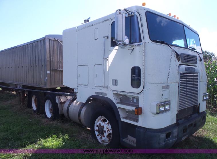 image for item K4687 1989 Freightliner FLA semi truck