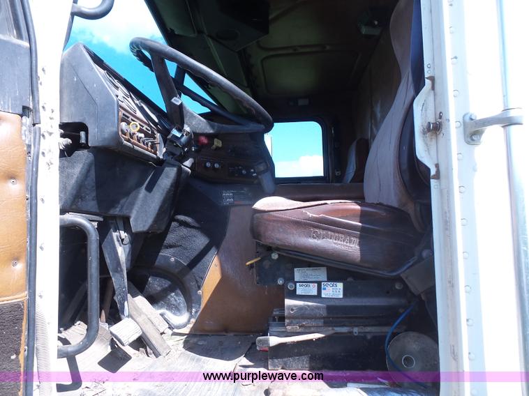 image for item K4687 1989 Freightliner FLA semi truck