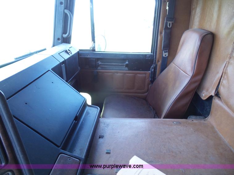 image for item K4687 1989 Freightliner FLA semi truck