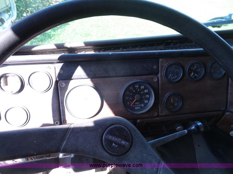image for item K4687 1989 Freightliner FLA semi truck