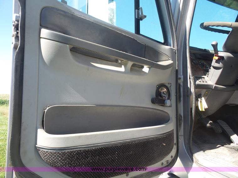 image for item K4707 1999 Freightliner Century Class semi truck